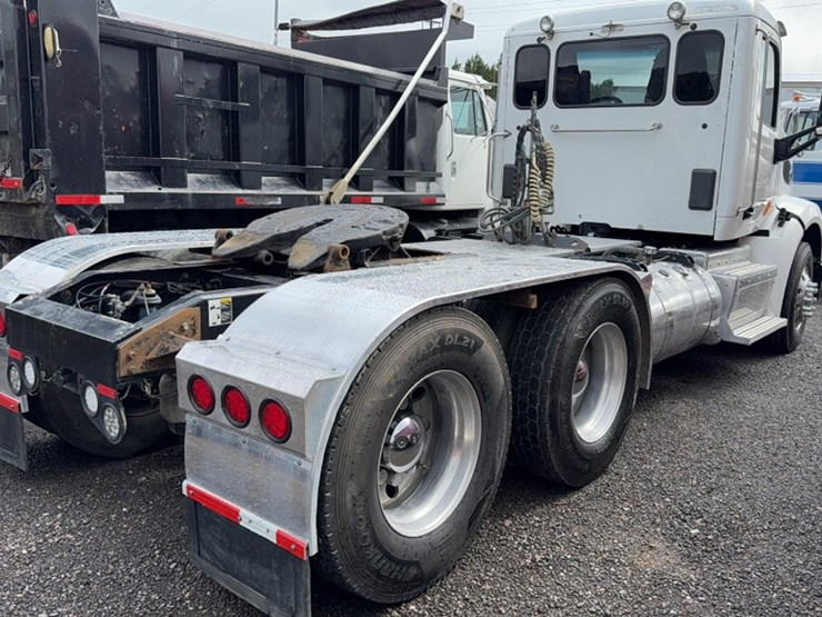2015-peterbilt-579-image-8