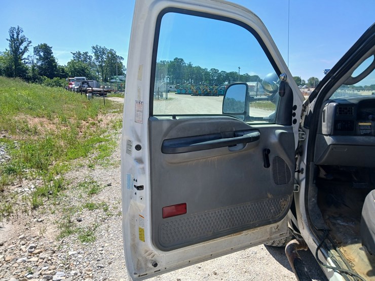 2003-ford-f550-image-27