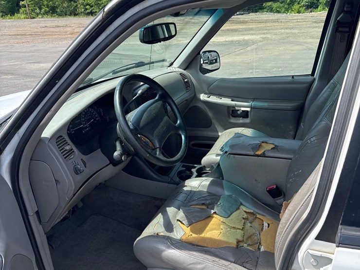 2001-ford-explorer-xlt-image-8