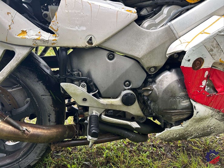 2000-honda-vfr800-(interceptor)-motorcycle-image-17