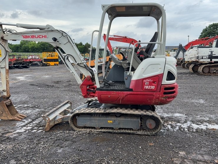takeuchi-tb230-image-11