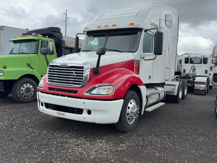 #2107-•-2016-freightliner-tandem-axle-road-tractor-image-1