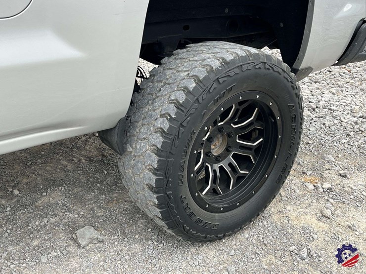 2017-chevrolet-silverado-lt-pickup-truck-image-8