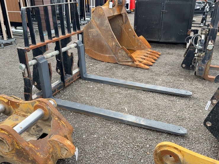 #2023-•-72"-loader-pallet-forks-image-2