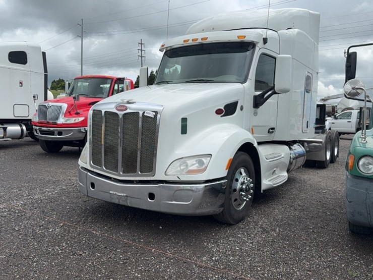 2015-peterbilt-579-image-1
