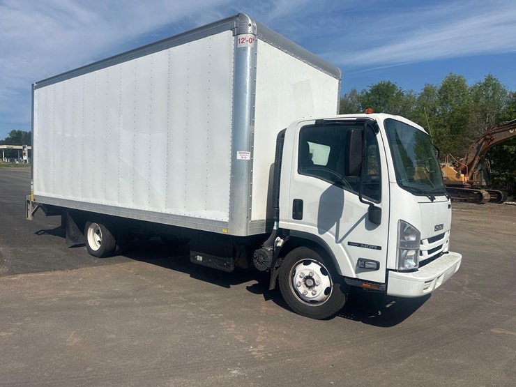 2022-isuzu-npr-image-1