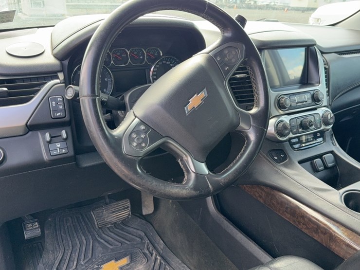 2015-chevrolet-suburban-image-18