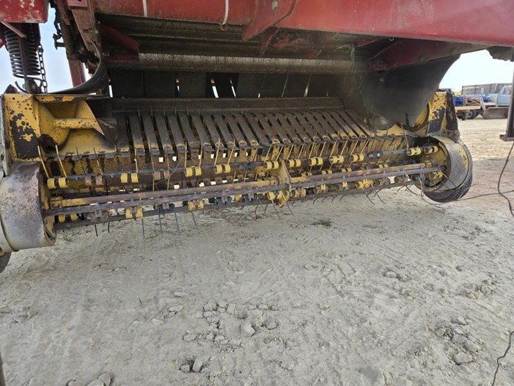 new-holland-br780a-image-4