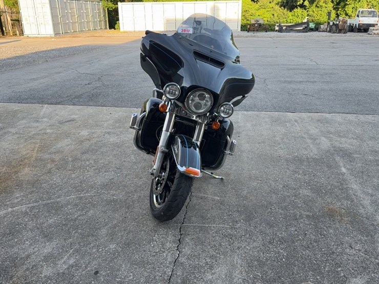 #3017-•-2015-harley-davidson-flh-motor-cycle-image-2