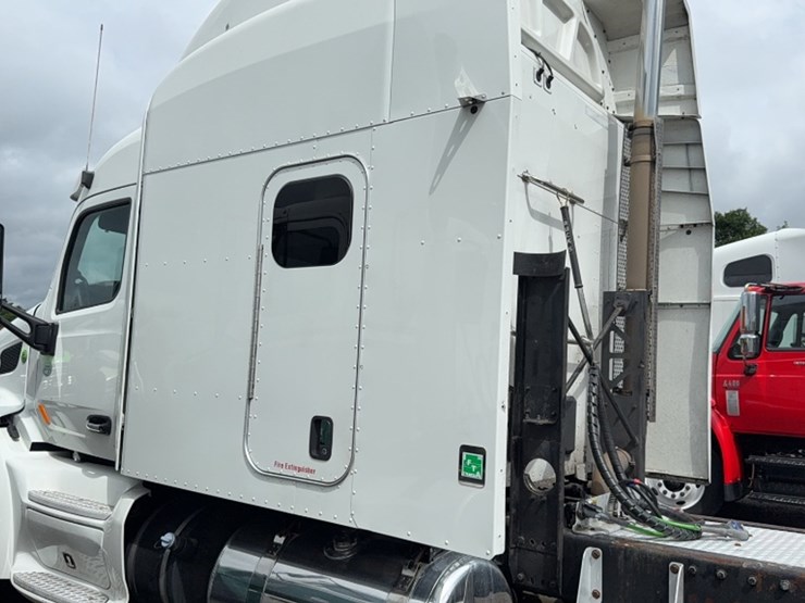 2015-peterbilt-579-image-11