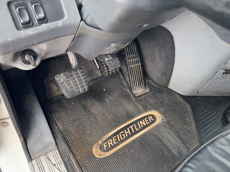 #2107-•-2016-freightliner-tandem-axle-road-tractor-image-15