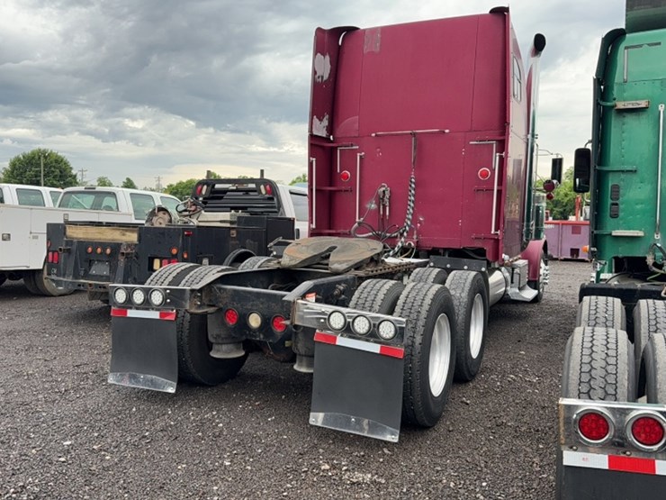 #2108-•-2000-freightliner-classic-road-tractor-image-9