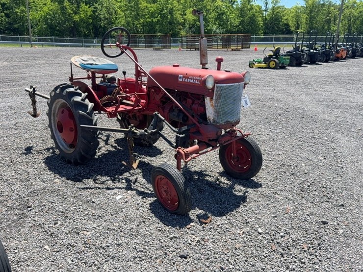 #3073-•-farmall-cub-tractor-image-3
