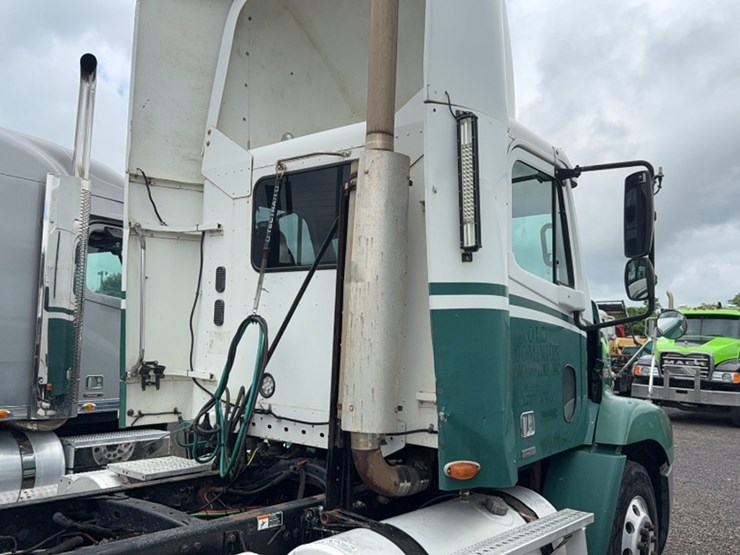 #2106-•-2004-freightliner-single-axle-road-tractor-image-7