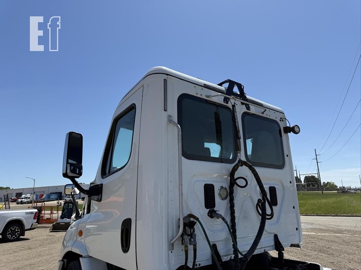 2013-freightliner-cascadia-125-image-33
