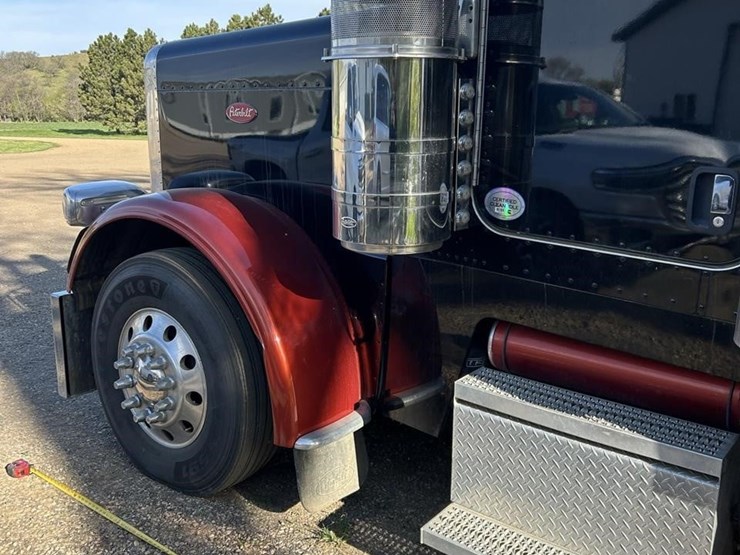 2017-peterbilt-389-image-83