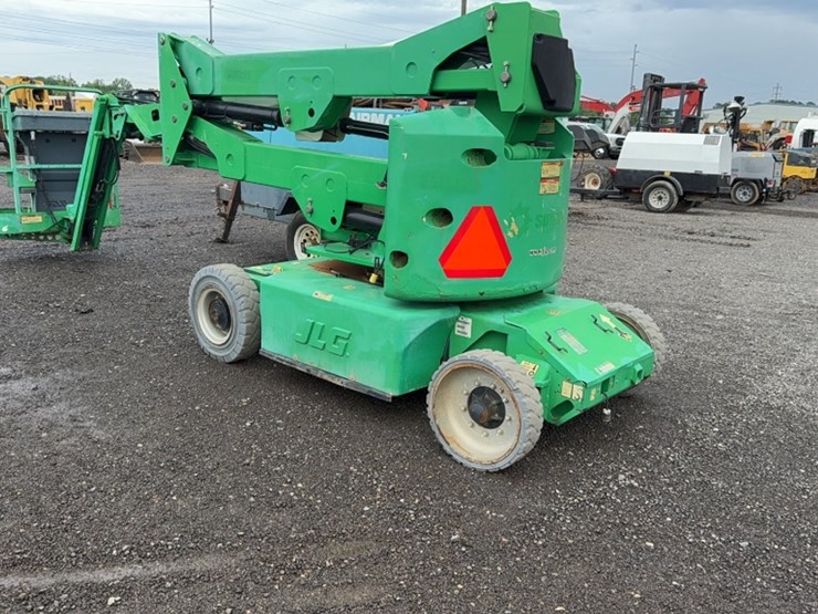 2011-jlg-e400ajp-image-12