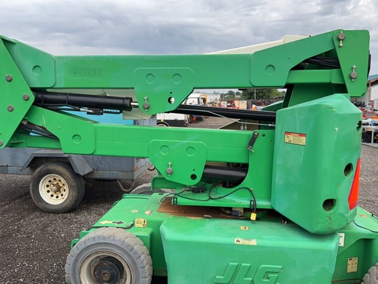 2011-jlg-e400ajp-image-13