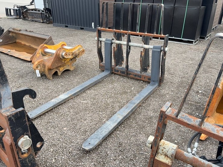 #2023-•-72"-loader-pallet-forks-image-1