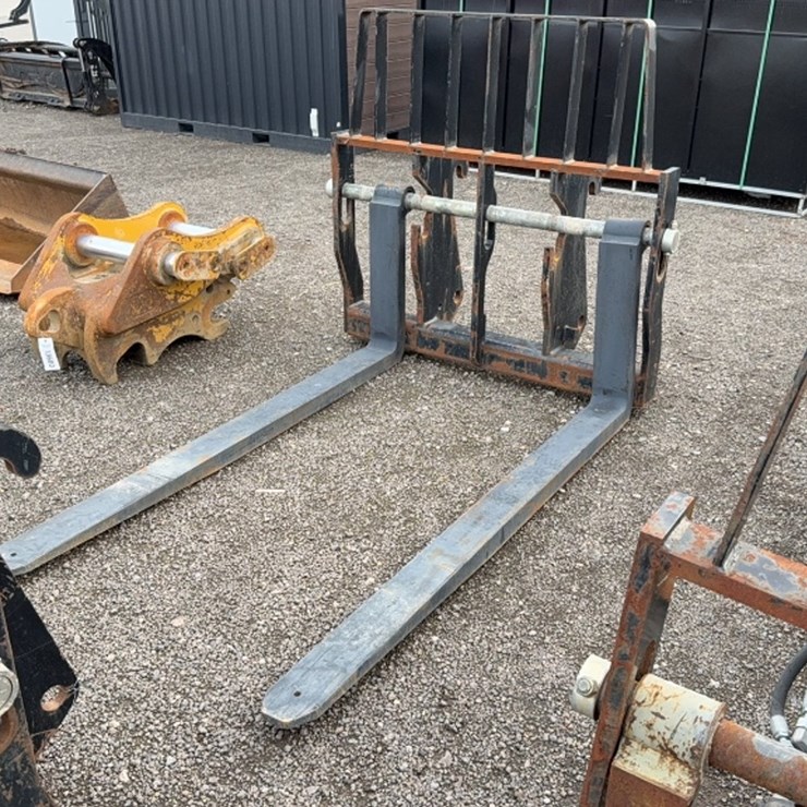 #2023 • 72" LOADER PALLET FORKS