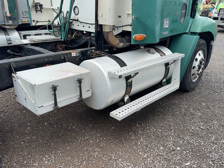 #2106-•-2004-freightliner-single-axle-road-tractor-image-6