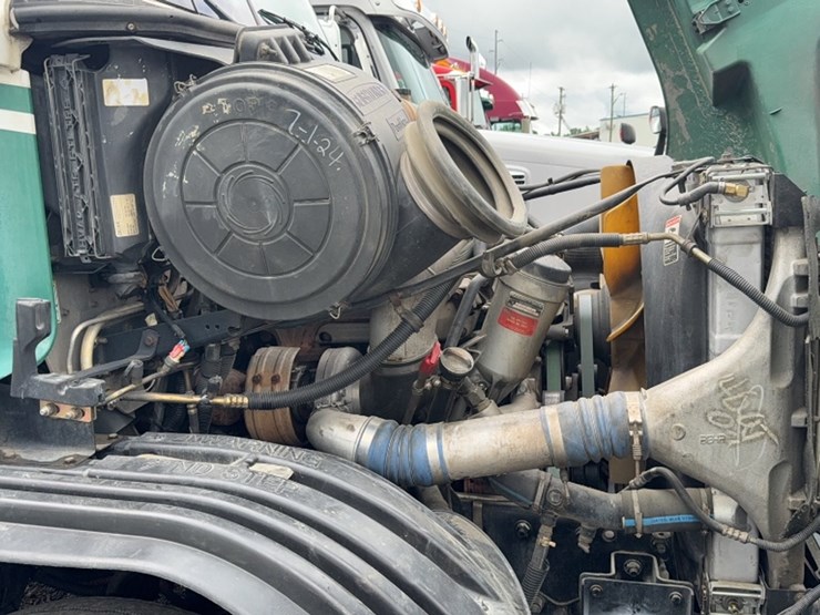 #2106-•-2004-freightliner-single-axle-road-tractor-image-19