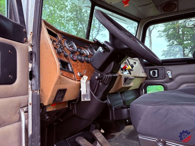 2006-peterbilt-335-image-54
