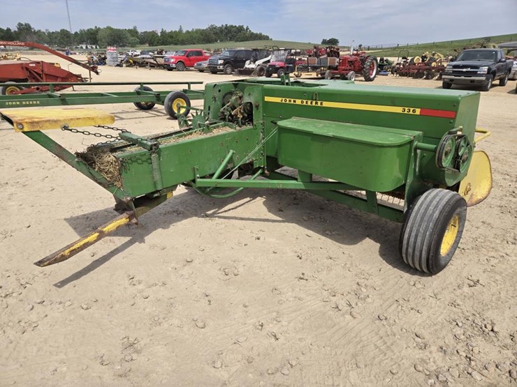 john-deere-336-image-10