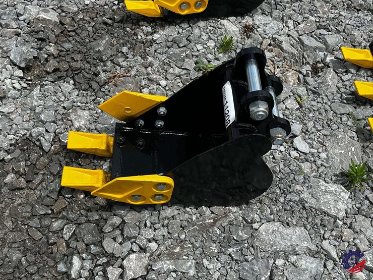 unused-2026-ce-8in-toothed-bucket-image-4