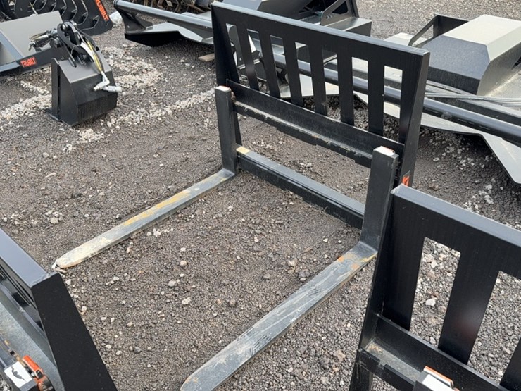 #2074-•-42"-skid-steer-pallet-forks-image-2