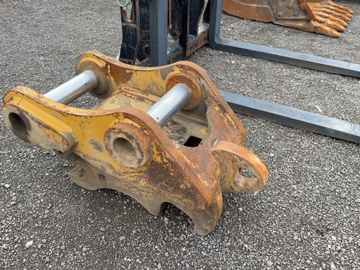 #2022-•-cat-excavator-hyd-quick-coupler-image-2