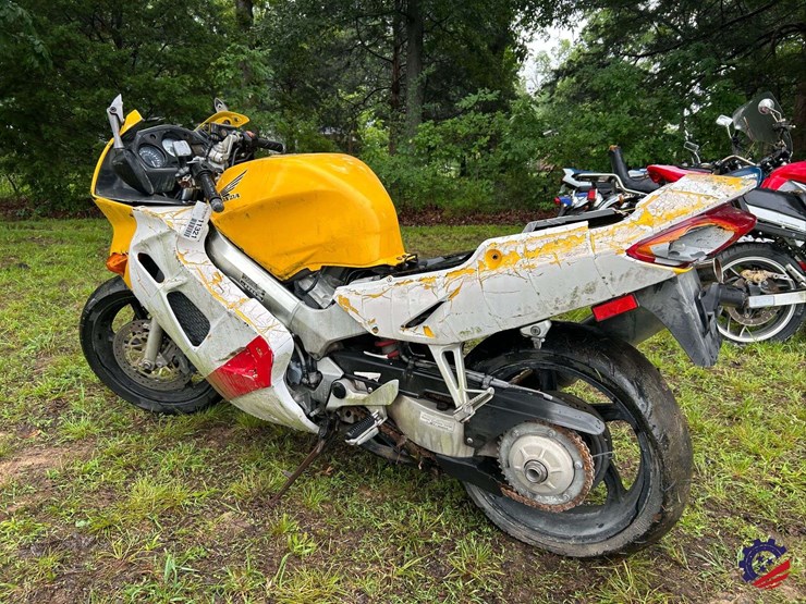 2000-honda-vfr800-(interceptor)-motorcycle-image-2