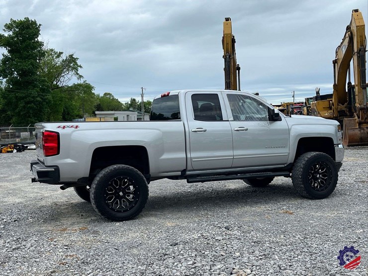 2017-chevrolet-silverado-lt-pickup-truck-image-4