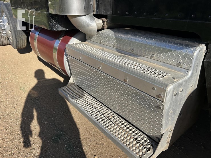 2017-peterbilt-389-image-36