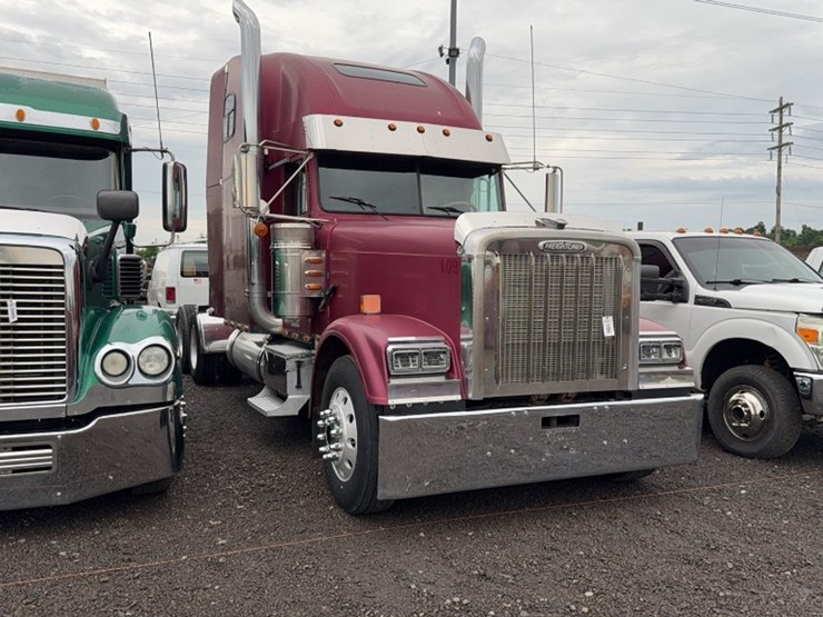 #2108-•-2000-freightliner-classic-road-tractor-image-3