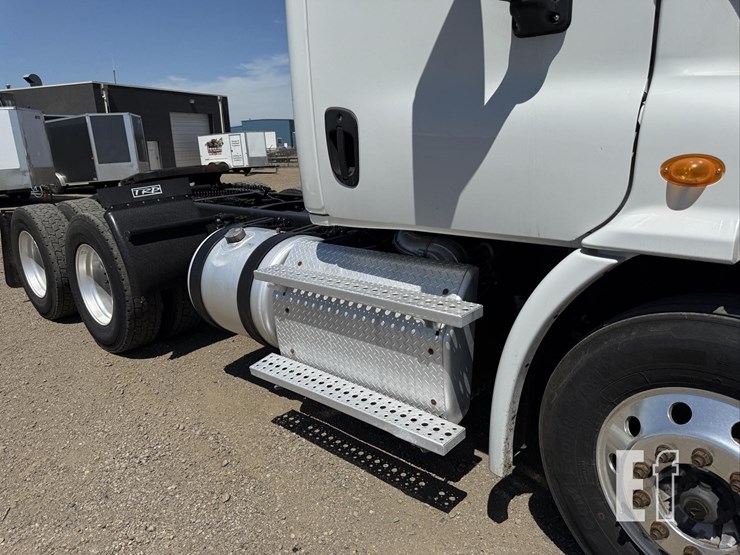 2013-freightliner-cascadia-125-image-23