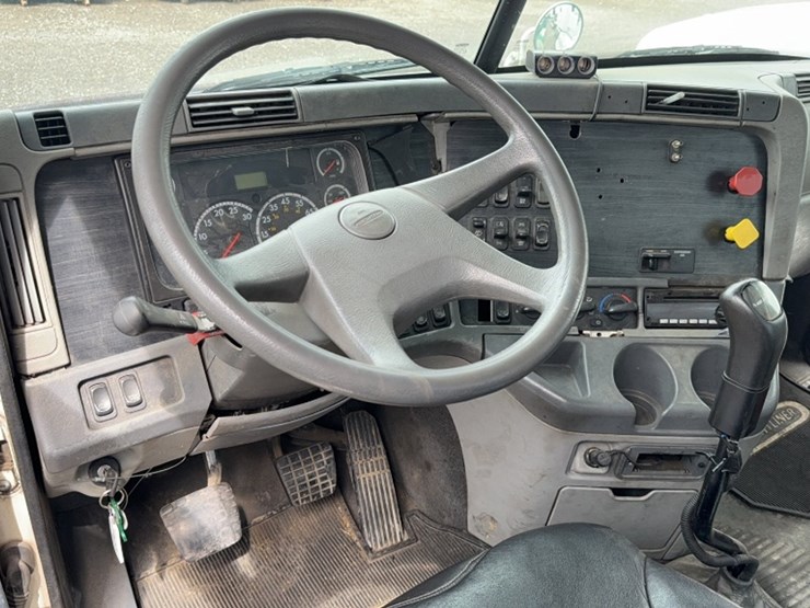 #2106-•-2004-freightliner-single-axle-road-tractor-image-17
