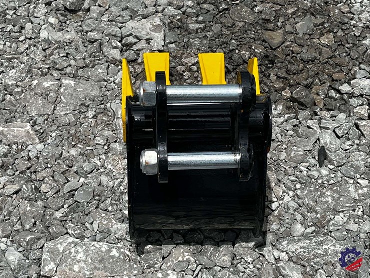 unused-2026-ce-8in-toothed-bucket-image-5