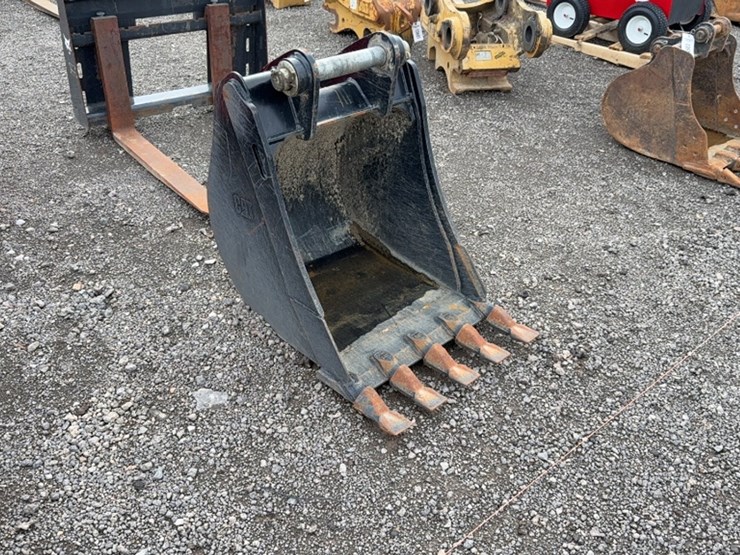 2017-caterpillar-22-image-2