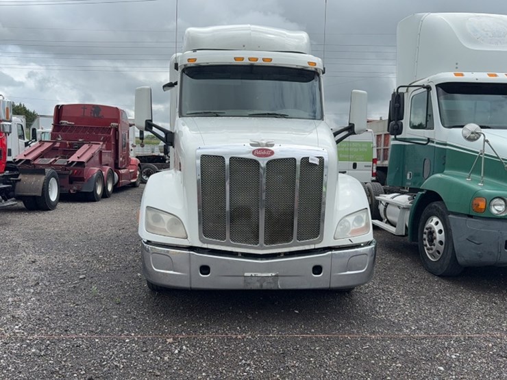 2015-peterbilt-579-image-2