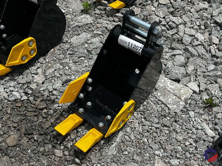 unused-2026-ce-8in-toothed-bucket-image-3