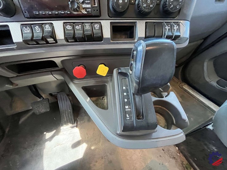2017-kenworth-t680-image-81