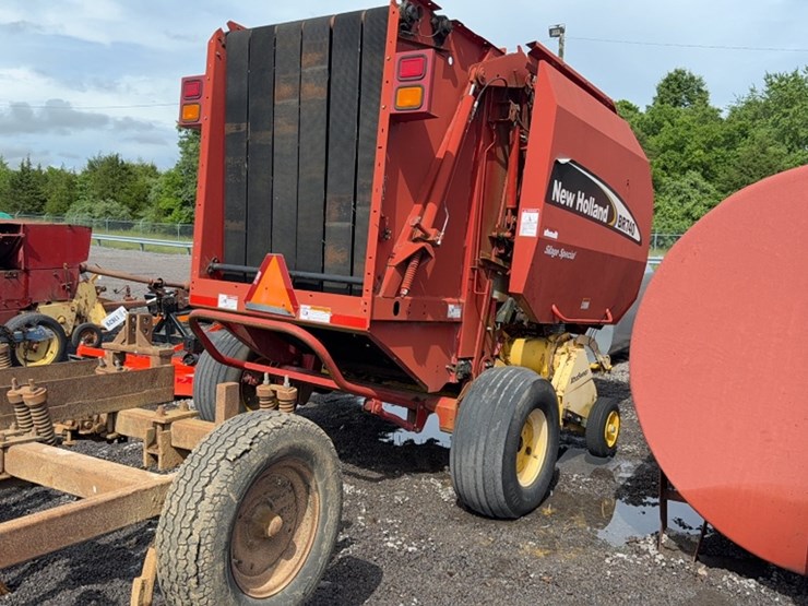 new-holland-br740-image-4
