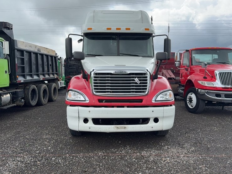 #2107-•-2016-freightliner-tandem-axle-road-tractor-image-2