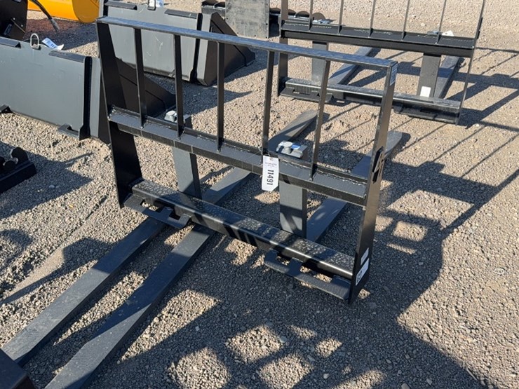 #2044-•-blue-diamond-48"-skid-steer-pallet-forks-image-3