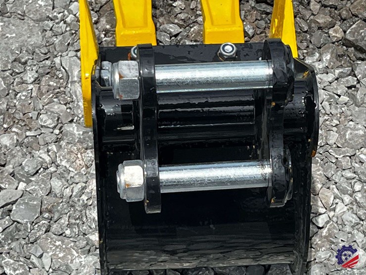 unused-2026-ce-8in-toothed-bucket-image-7