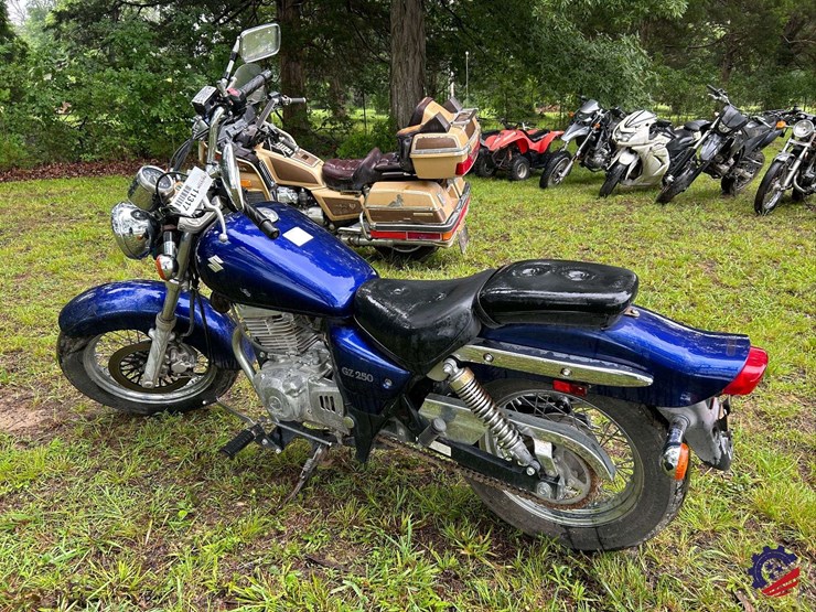2007-suzuki-gz250-motorcycle-image-2