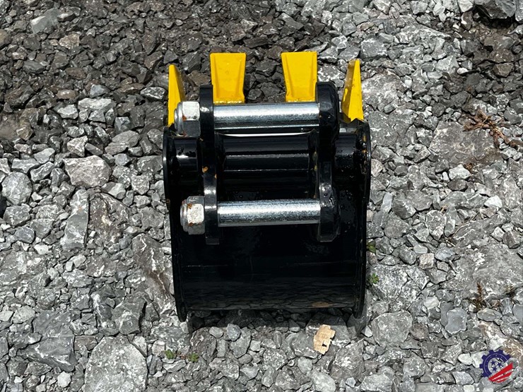 unused-2026-ce-8in-toothed-bucket-image-5