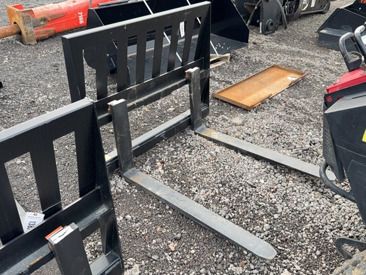 #2078-•-42"-skid-steer-pallet-forks-image-2