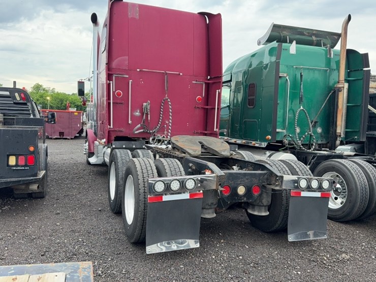 #2108-•-2000-freightliner-classic-road-tractor-image-10